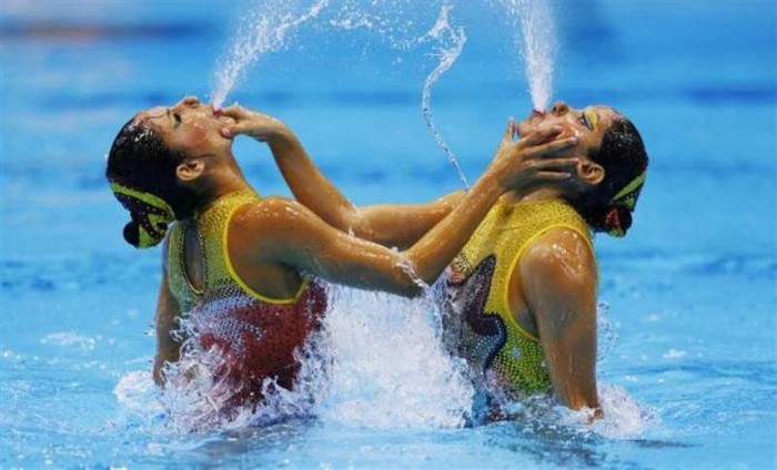 Isabel Delgado Plancarte và Nuria Diosdado Garcia (Mexico) nhả nước trong bài thi bơi nghệ thuật của mình.